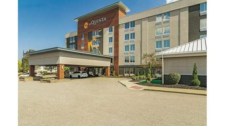 La Quinta Inn & Suites by Wyndham Cleveland Airport West