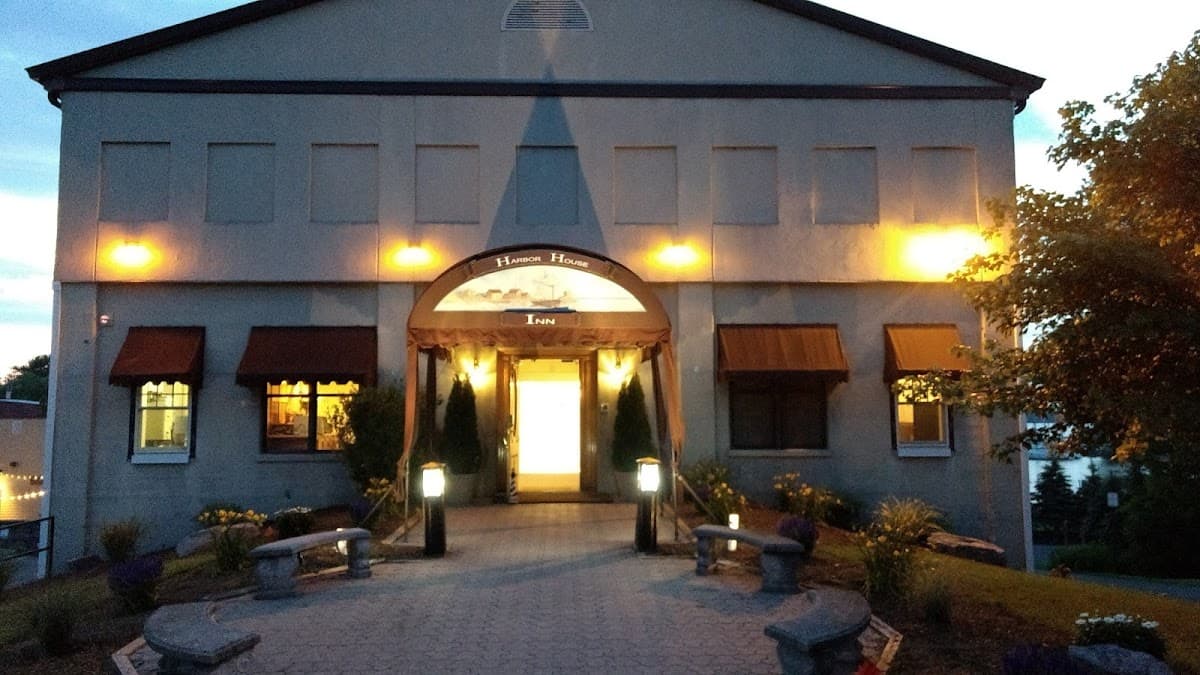 Harbor House Inn