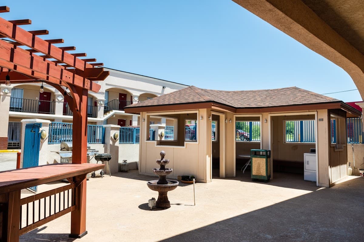 Advantage Inn & Suite