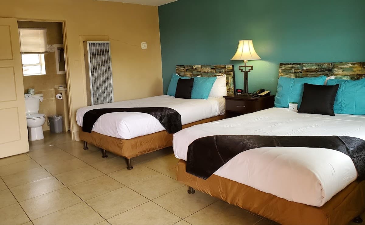 Pinecrest Inn & Suites