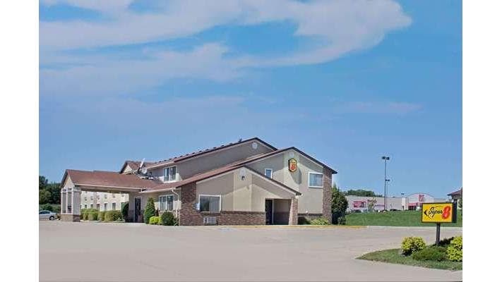 Super 8 by Wyndham Charles City