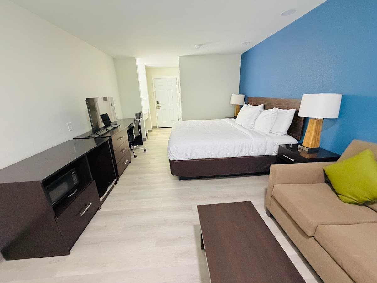 Hallmark Inn & Suites