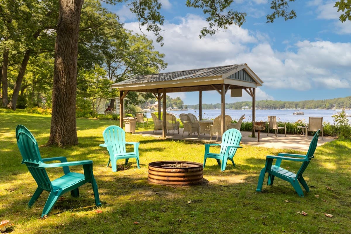 Lakeside Motel & Cottages