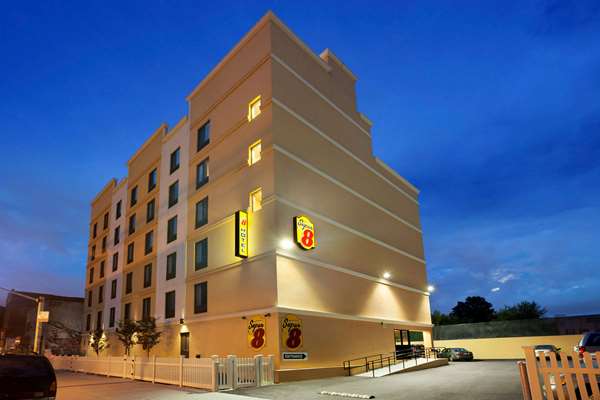 Super 8 by Wyndham Bronx
