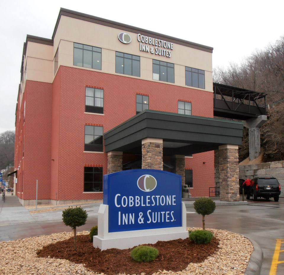 Cobblestone Inn & Suites - Marquette