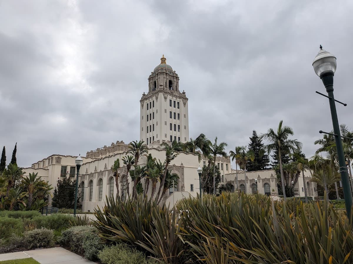 The Crescent Hotel Beverly Hills, Sonder