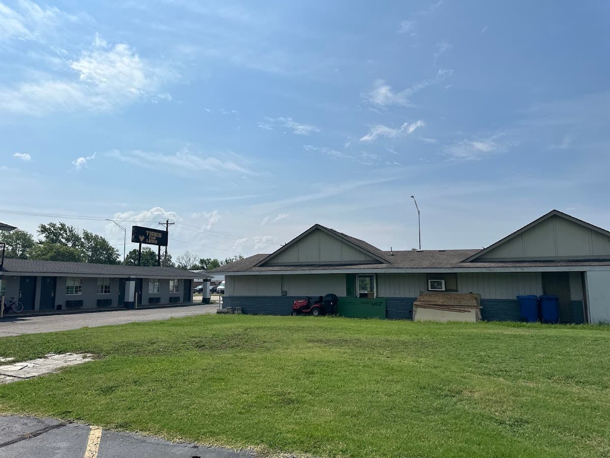 Deluxe Inn & Suites
