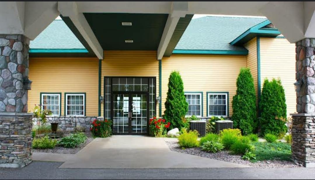 PARADISE LAKEFRONT LODGE