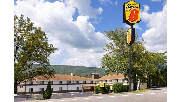 Super 8 by Wyndham Burnham/Lewistown